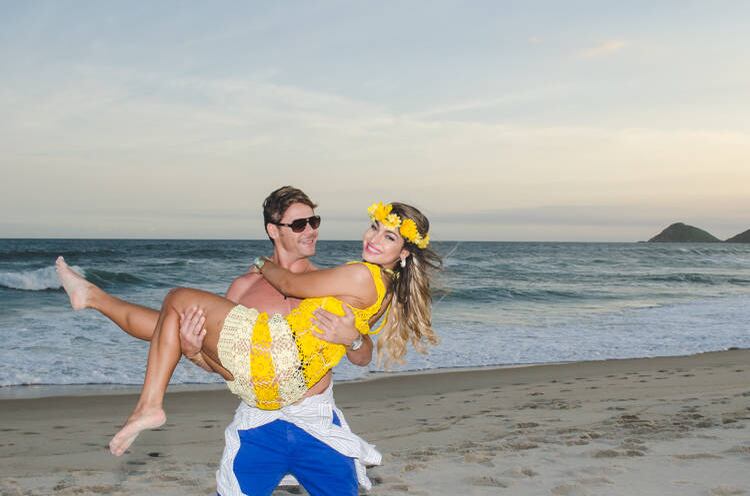 O ator Theo Becker vai se
casar com a atriz e ex-miss Baixada Nova Iguaçu Raphaela Lamim, que atualmente
é médica pediátrica. Excêntricos, os noivos optaram por desmembrar
o casório em duas cerimônias diferentes — e com direito a muita comemoração cada
uma. No próximo sábado (18) eles celebram a união no civil com uma recepção
para 300 convidados. Em setembro, o casal troca novamente as alianças na Catedral de São Francisco de Paula, em Pelotas, no sul do país, na terra natal
de Theo. Confira os preparativos para a primeira etapa desta união, que
vai ser celebrada no clima tropical em uma casa de festas na praia de Grumari,
na zona oeste do Rio!