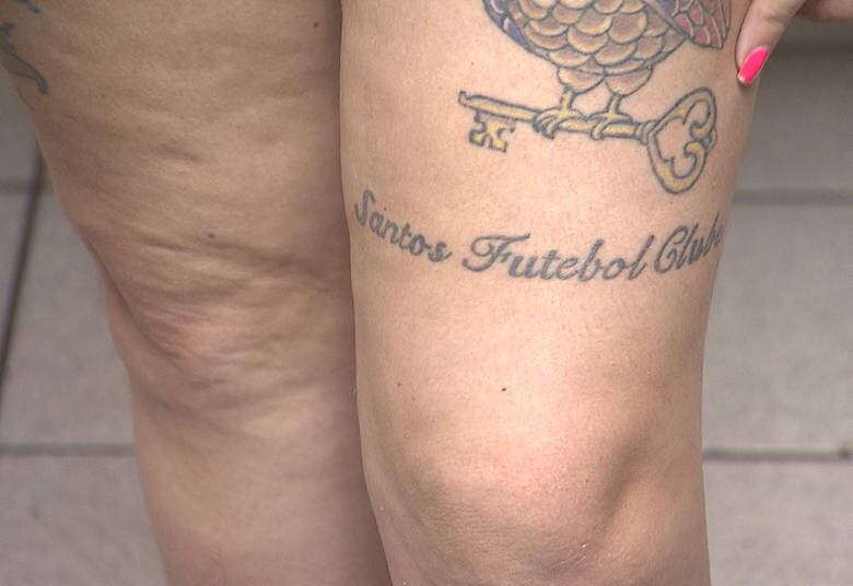 A regra da casa é a seguinte: depois dos 18 anos, os integrantes da família tatuam o escudo do time no corpo
