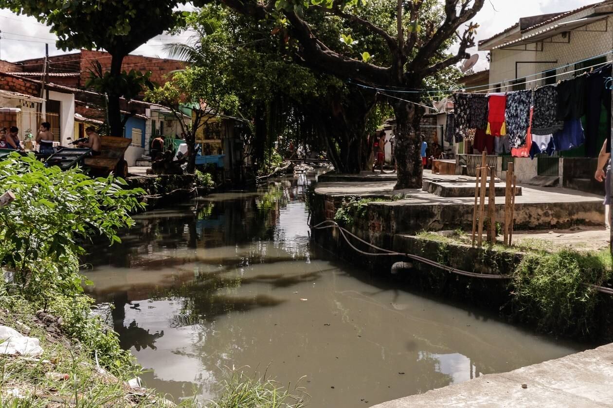 Famílias moram ao lado de córrego em Maceió (AL). Projeto cria regras para saneamento