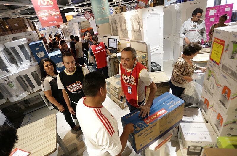 Uma grande rede de lojas fez uma liquidação nesta sexta-feira (6) que dá descontos de até 70%. De olho nas pechinchas, os consumidores acordaram cedo e disputaram os produtos no corpo a corpo