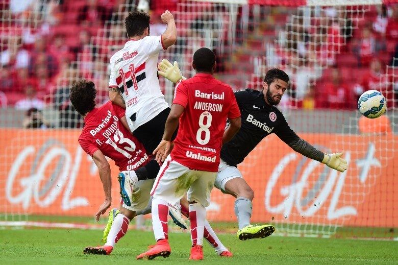 Uma saída para Alexandre Pato ainda vingar no futebol brasileiro seria uma possível volta ao Internacional, clube que o revelou. Contudo, o ex-presidente do clube gaúcho, Fernando Carvalho, declarou recentemente ao Redação Sportv que faltou foco ao jogador dentro do futebol e que por isso ele não vingou no Brasil.

— Jogador tem que pensar só nisso aí [futebol]. Veja o Messi, por exemplo. Ele fez 28 anos e foi comemorar jogando futebol. O Pato saiu desse caminho. Tinha tudo para estar entre os melhores do mundo, mas hoje disputa vaga no São Paulo