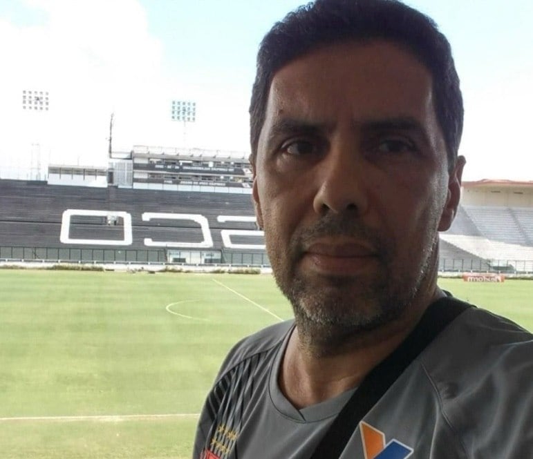 Torcedor do vasco encontrado
morto a facadas em carro