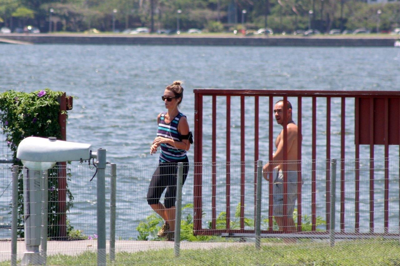 Juliana escolheu uma roupa bastante confortável para malhar