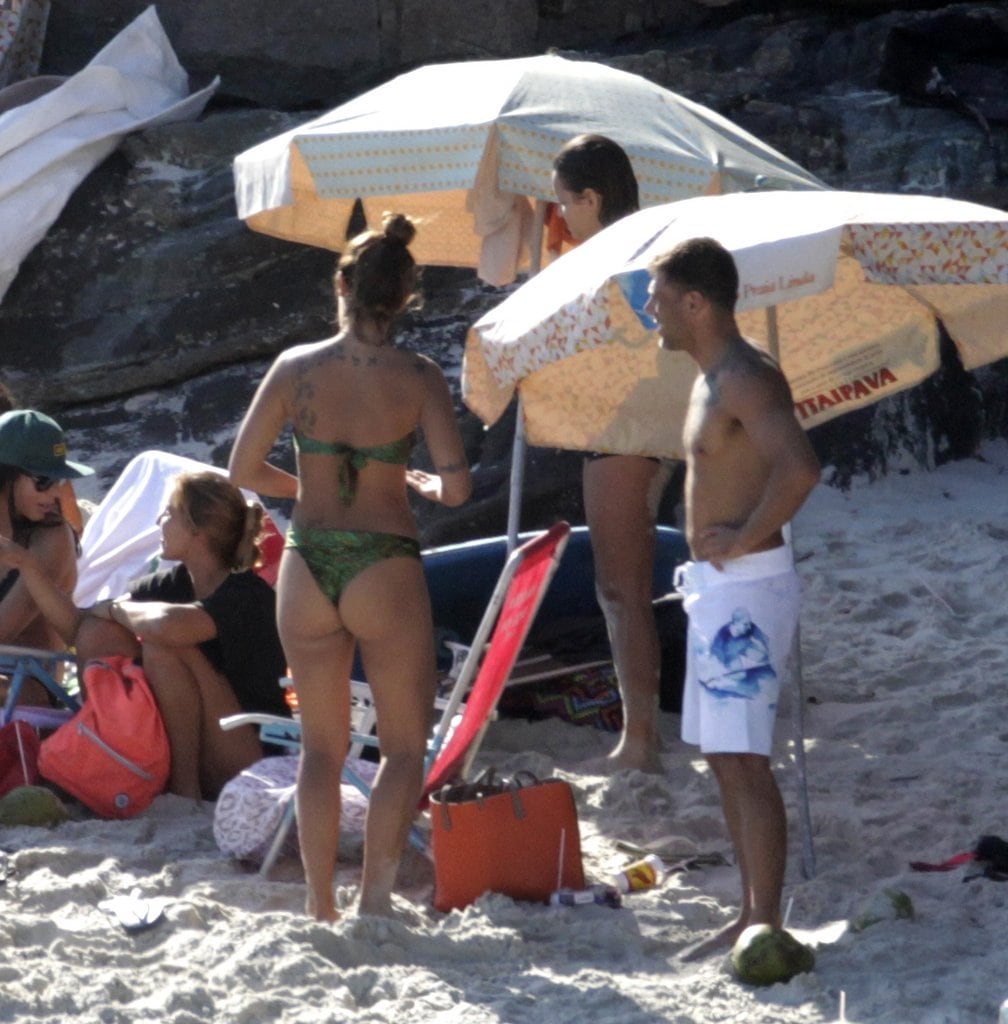 Paula Morais, noiva de Ronaldo, comemora aniversário de 29 anos na praia da Joatinga, no Rio