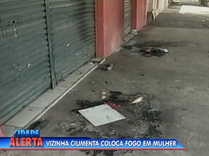 Os dois estariam ingerindo bebida alcoólica quando a mulher praticou o crime. Ao se levantarem, assustados, a bebida teria caído sobre o corpo de Ana, o que teria facilitado com que as chamas se alastrassem. Veja na reportagem
+ Quer ver tudo o que rolou no Cidade Alerta? Veja a íntegra no R7 Play