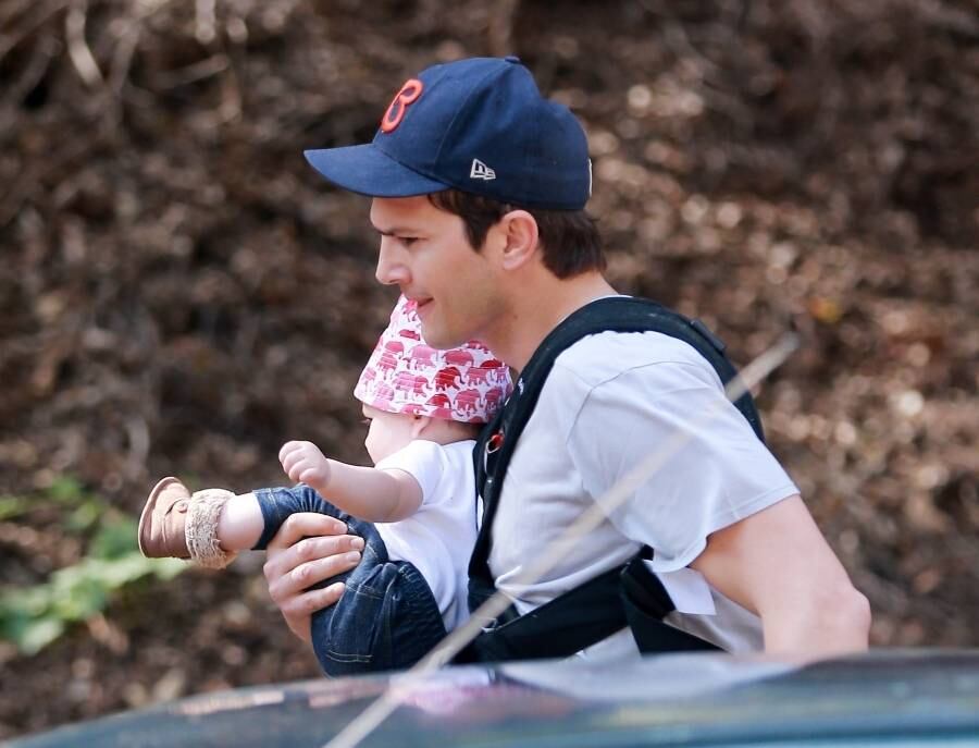 Pai coruja, Ashton Kutcher reservou seu dia para ficar com a pequena