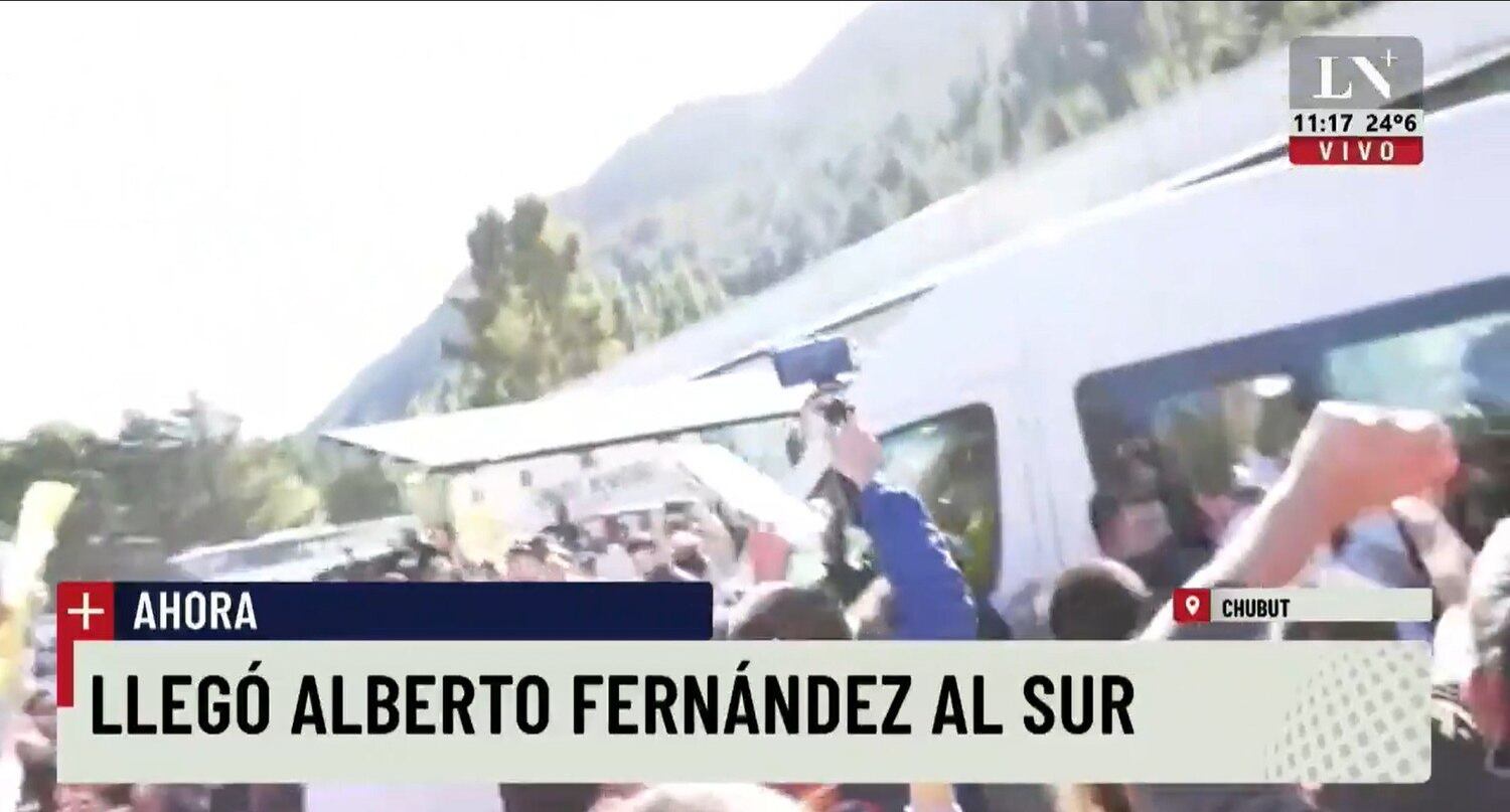 Manifestantes cercaram a van que transportava o presidente Alberto Fernandez