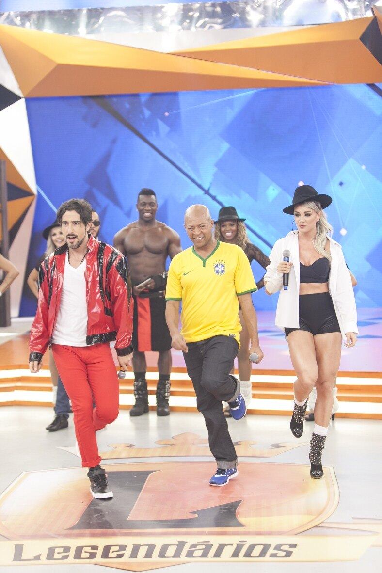 

Para
completar, a atração recebe a visita de LaVelle Smith Jr., coreógrafo que
conviveu por muitas anos com o cantor e que vai ser jurado do quadro O
Gordinho Mais Leve do Brasil – Especial Michael Jackson

