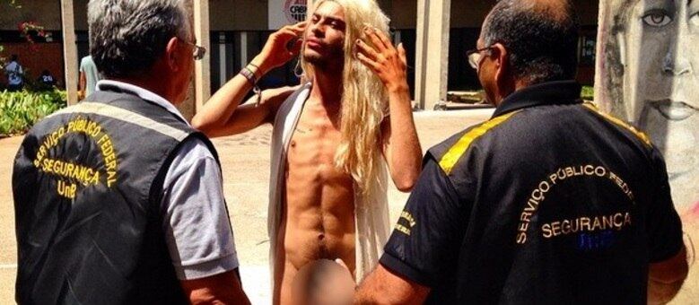 Tumulto, ocorrido em um pátio da UnB, acabou quando o jovem nu decidiu entrar em uma sala