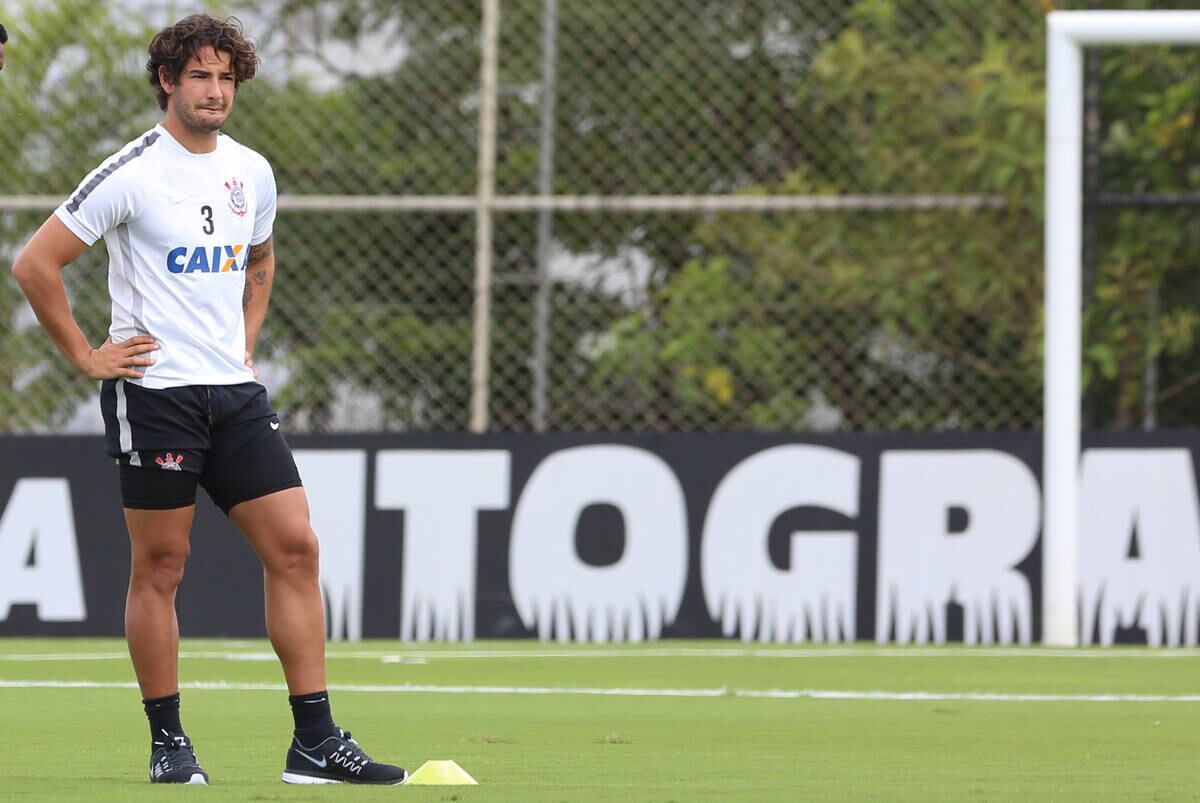 Pato voltou ao Corinthians, mas não sabe se ficará no clube