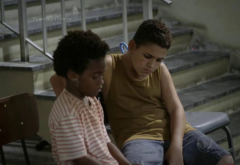 Em outro caso, os conselheiros tentaram ajudar algumas crianças que vendiam doces na rua. Uma delas, Bebé, machucou o pé e precisava de ajuda