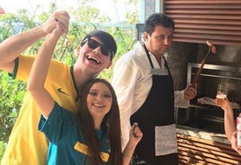 Mesmo quando o filho está com a namorada, Geraldo não deixa o filho de lado. Nesse dia, por exemplo, ele virou o churrasqueiro da família