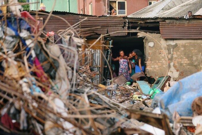 Famílias mantinham vigília em um hospital da Nigéria, nesta quinta-feira (14), pelas crianças retiradas dos destroços de um prédio de uma escola que desabou na cidade de Lagos