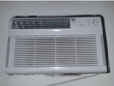 Tem até ar-condicionado à venda no leilão do TRT-CE. Este da foto está em bom estado de conservação e faz parte de um lote que tem também uma impressora laser. Os dois produtos estão avaliados em R$ 2.200, mas o lance inicial é de R$ 770