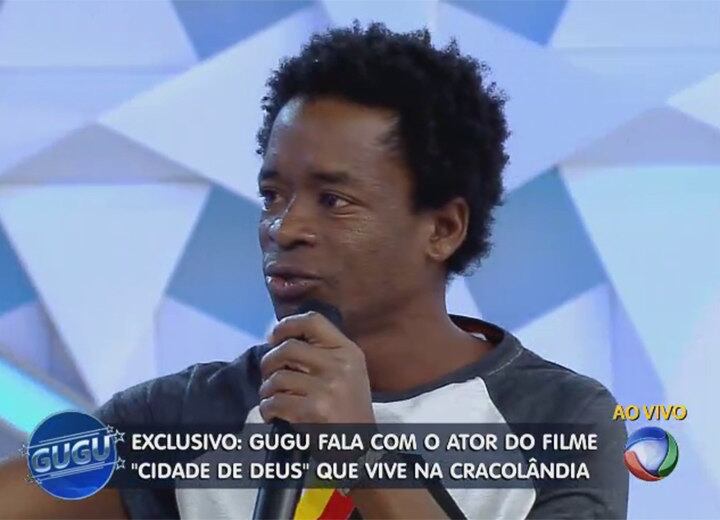 

Gugu: Como você
vivia?



Rubens: Naquela época em que eu era uma criança e tinha um rostinho bonito, não precisava de nada. Tinha
comida. “Oi, Rubinho, que bonitinho, vem comer aqui em casa”. "Oi, Rubinho,
tenho um tênis bonitinho pra você” [ele narra o tratamento que recebia das
pessoas nas ruas]. Então, não precisava trabalhar. Depois de um tempo, eu
fui me aproximando da malandragem e conhecendo os irmãos que vendiam as drogas

 


+ Personagens que emocionaram no Domingo Show fazem surpresa para Geraldo Luís

+ Anão humorista? Marquinhos imita Geraldo Luís contando histórias de vida

+ Gugu está no Facebook! Curta

+ Siga o perfil da atração no Twitter
