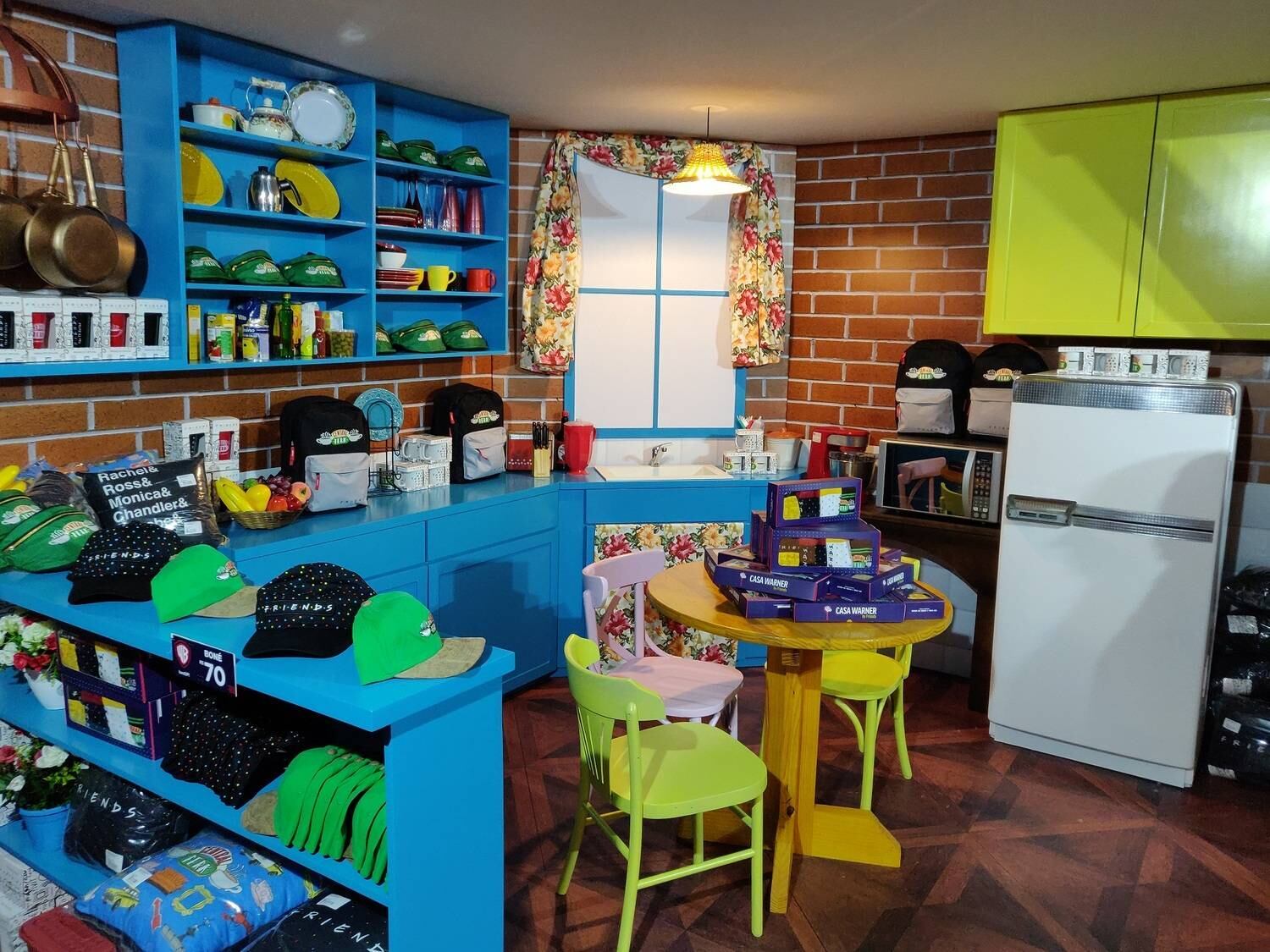 A tão amada cozinha da Mônica também se oferece de cenário, além de abrigar a loja de produtos da série dentro da exibição
