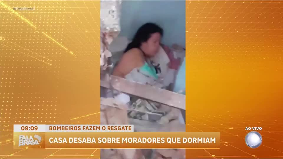 Casa desaba e moradores são resgatados em Japeri (RJ)