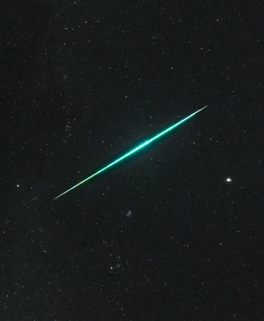 O asteroide 3200 Phaethon foi capturado cruzando o céu noturno e ofuscando Júpiter, que estava visível a olho nu. A fotografia foi feita durante a chuva de meteoros Geminídeas e passou a uma velocidade 22 km/s