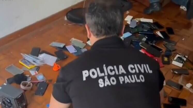 Policiais do Departamento Estadual de Investigações Criminais (DEIC), espalharam os aparelhos, cobrindo todo o chão. Foram apreendidos por volta de 853 celulares e computadores também, que correspondem a um valor total de cerca de R$ 4 milhões. A maioria foi adquirido em finais de semana de grandes eventos na cidade