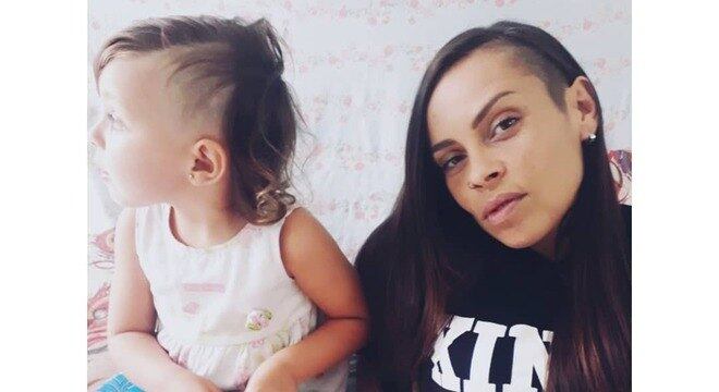 Nina e Gisele Frade são adeptas do sidecut