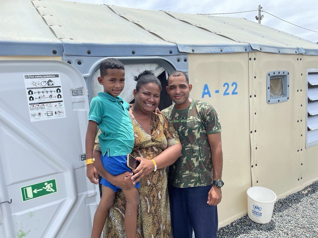 Yoselin com o filho, Santiago Rafael, e o marido, Jonathan Rafael