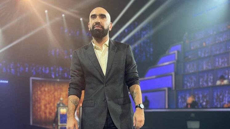 Formado em Composição e Regência pela Unesp, Thiago Gimenes é diretor musical, maestro, compositor, pianista e cantor. Por isso tem propriedade quando diz: "Explorem seus potenciais! Cantem, escrevam, aprendam um instrumento para ter independência musical. Hoje, existe muita informação gratuita na internet e esse acesso nos permite sermos muito mais do que cantores".
