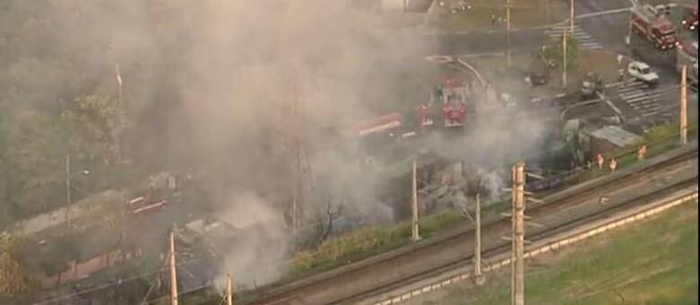 Favela fica às margens da linha do trem