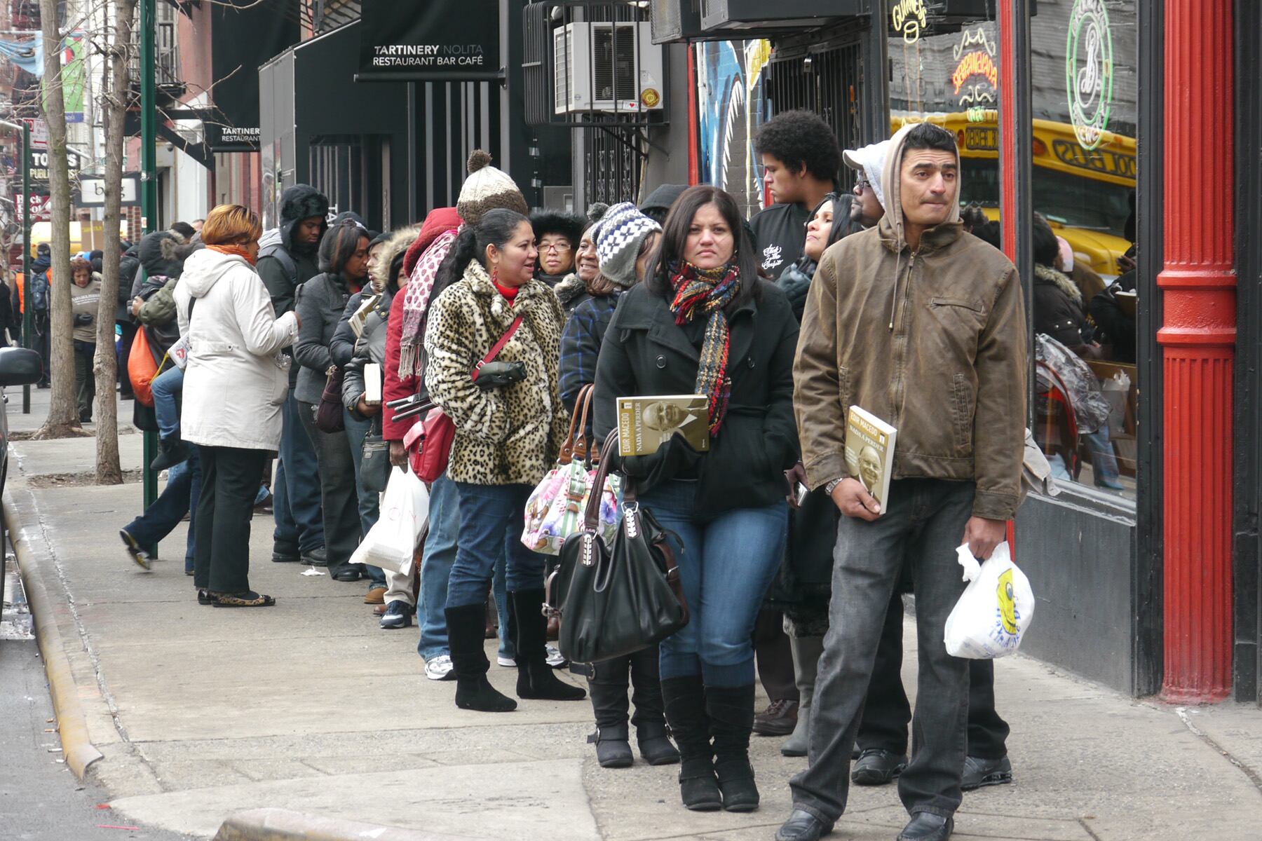 A primeira a adquirir um exemplar autografado disse ao R7 que o livro é um alivio espiritual que ensina muitas lições de vida

