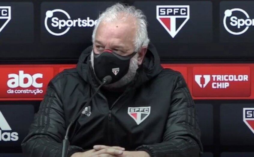 ESFRIOU - O São Paulo não deve trazer novos reforços para esta temporada, pelo menos por enquanto. O clube priorizará o pagamento de algumas pendências devidas aos atletas e esfriou a possibilidade de fazer alguma proposta para os jogadores que vieram da Ucrânia, por exemplo.