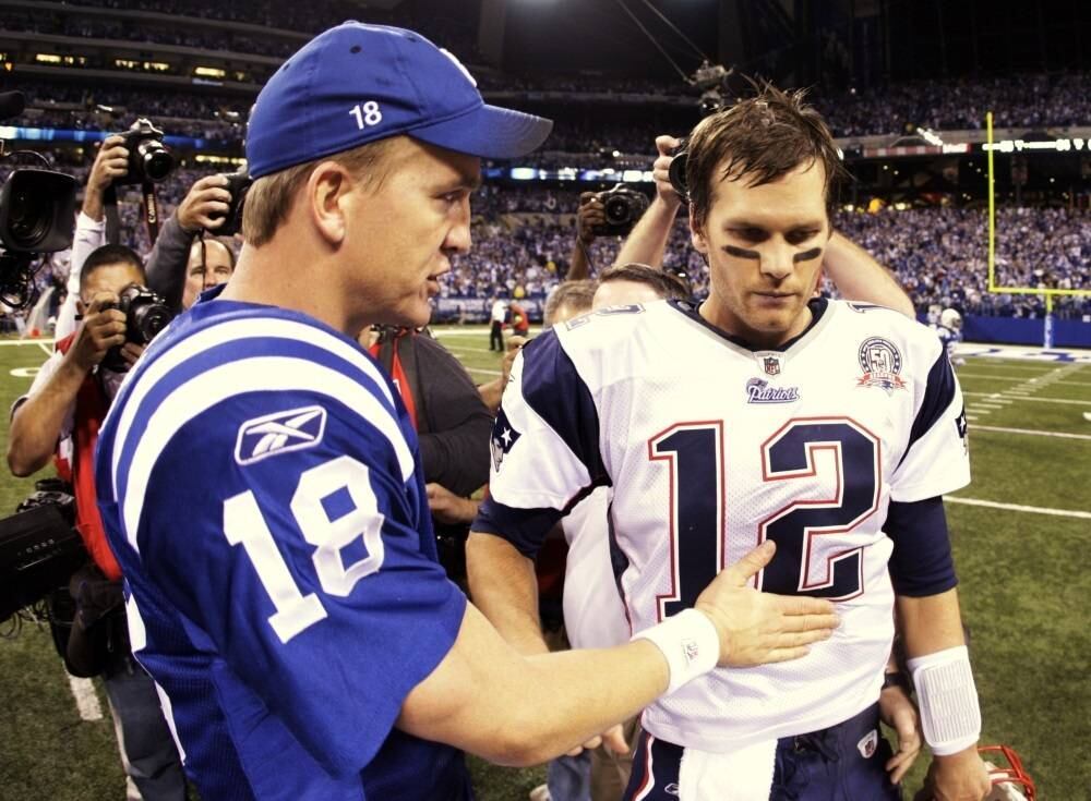 Tido como os melhores quarterbacks do mundo, Peyton Manning e Tom Brady não tem nada de parelho no confronto direto. O jogador do New England Patriots venceu o rival em 11 ocasiões das 16 que se encontraram nos campos da NFL
