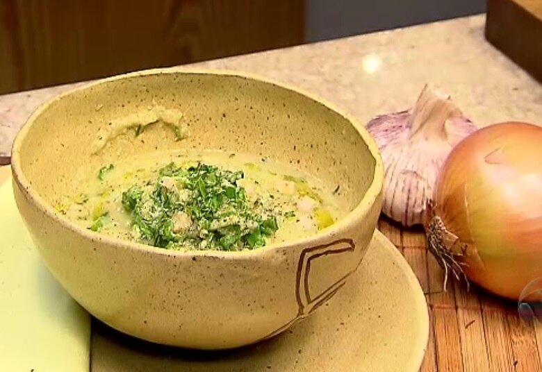 CALDO VERDE – Porção de 300 ml = 230 kcal



Ingredientes:



1 couve-flor pequena

1 abobrinha pequena


5 folhas de couve cortada em tiras bem fininhas


100 gramas de peito de peru em cubinhos


1 cebola picadinha

1 dente de alho em laminas 
1 colher de chá de azeite de oliva


Sal e pimenta a gosto


Salsinha e cebolinha a gosto


3 xícaras de água (ou o quanto baste para cozinhar a
couve-flor e abobrinha) ou 3 xícaras de caldo de legumes caseiro

• Resista se puder: aprenda a fazer cookies recheados irresistíveis
