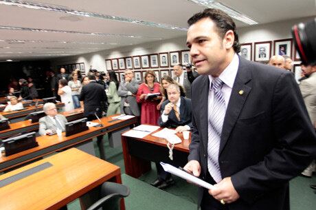 Presidente da Comissão diz que precisa "manter a ordem" durante sessões