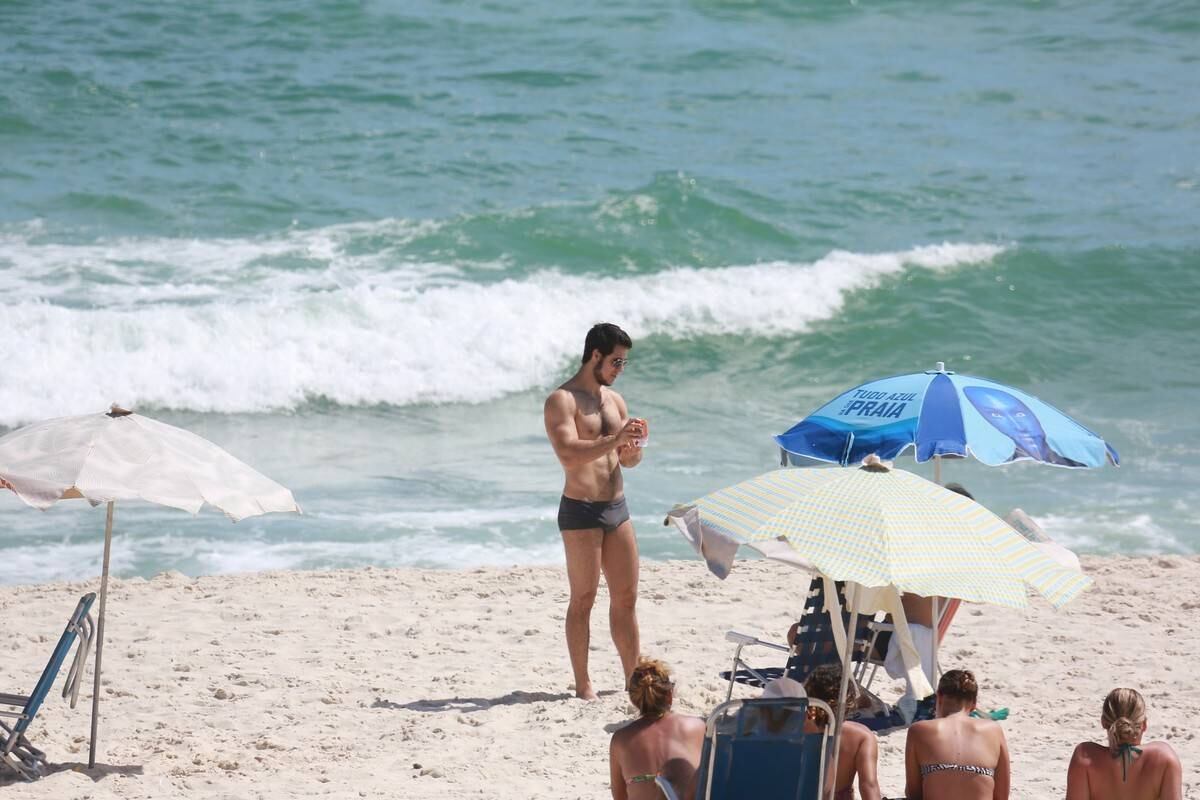 Emiliano D'Avila mostra atributos físicos em dia de praia no Rio