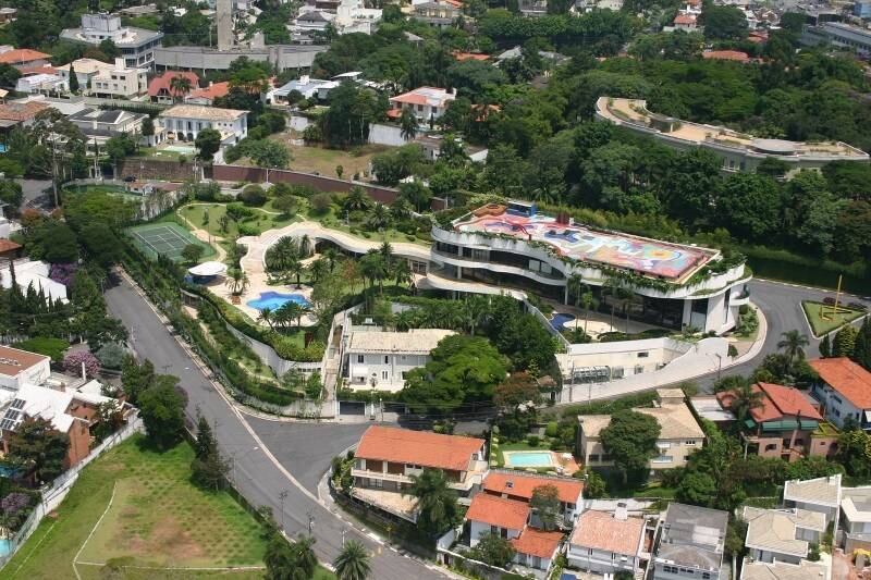 A mansão tem garagem para mais de 50 carros, três elevadores, academia completa (incluindo quadras), poços artesianos com sistema de tratamento de água e geradores de energia para abastecer toda residência