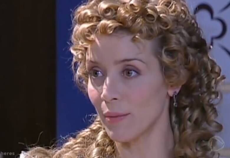 Aurélia, a moça por quem Fernando é realmente apaixonado, é constantemente humilhada pela rival. Desde que Adelaide percebeu o romance entre o casal, faz de tudo para separar os dois