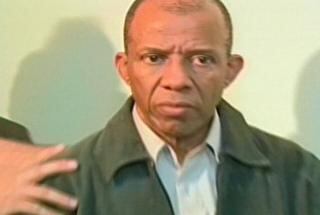 Sofrer
violência médica de um ginecologista particular, fruto de uma escolha entre
milhares de opções, já é imensamente degradante para qualquer mulher, embora ninguém possa prever esse tipo de comportamento, porém, quando o
abuso vem de um profissional da rede pública, por quem não se teve a chance de
optar, a revolta é ainda maior.


Foi com este
sentimento em comum que 21 pacientes procuraram a polícia em março de 2010 para
prestar queixa contra Hélcio Andrade, ginecologista da Casa da Mulher
Taubateana, em Taubaté, no Vale do Paraíba (SP). Segundo elas, o médico praticou
abuso sexual durante suas consultas, sob o pretexto de checar o correto uso do
DIU (dispositivo intrauterino). Andrade simulava relações sexuais com os
dedos, além de fazer movimentos bruscos durante o exame