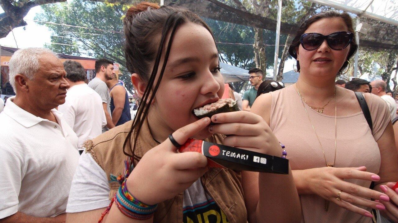 “É
diferente, não é comum, mas é muito gostoso”, comentou a estudante Pietra
Roberta de Souza Santos, de 13 anos, ao provar o temaki de linguiça