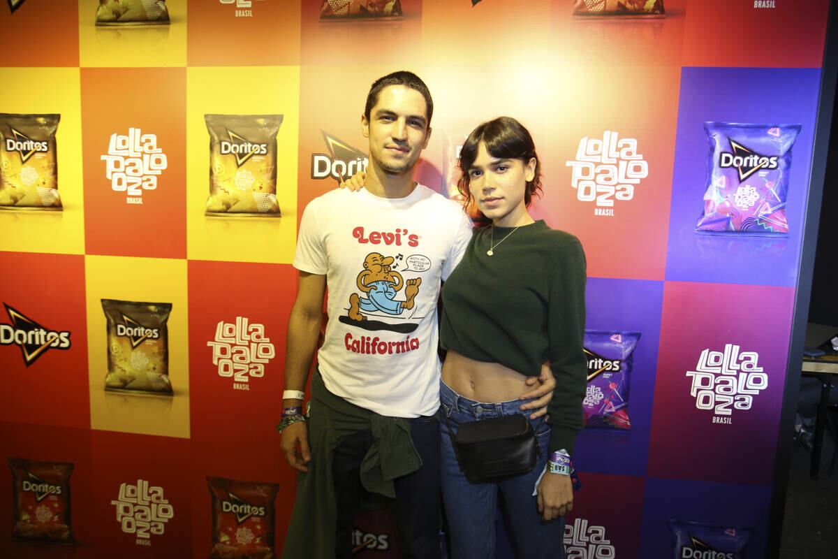 O casal Gabriel Leone e Carla Salle também curtiu o segundo dia de shows grudado