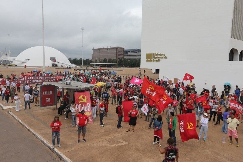 No DF, grupos convocados pelos
centrais sindicais e entidades sociais promovem ato contra o presidente Michel
Temer em frente ao Museu Nacional, e de lá, irão á Praça dos Três Poderes