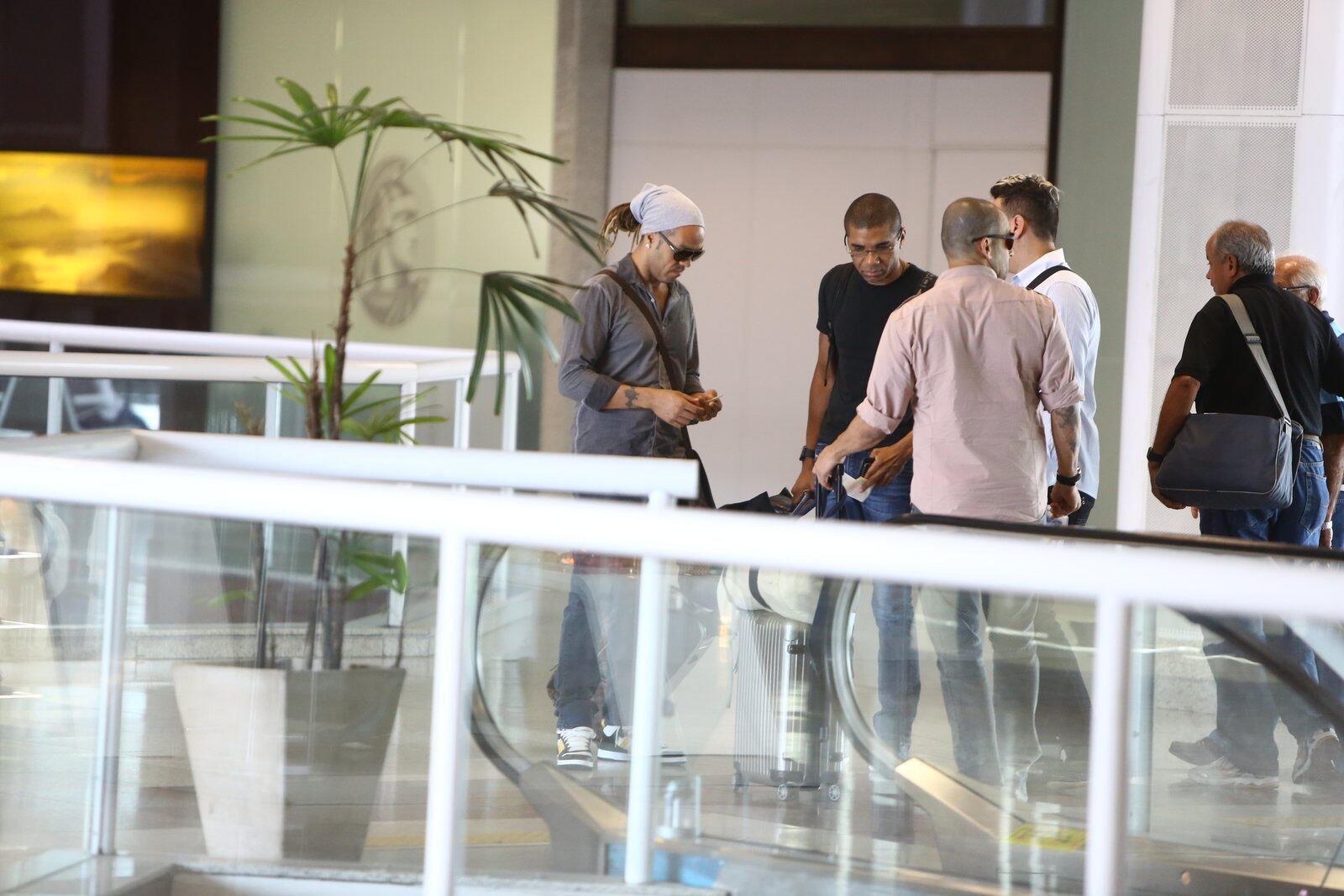 Belo escolheu uma bandana para esconder os dreads