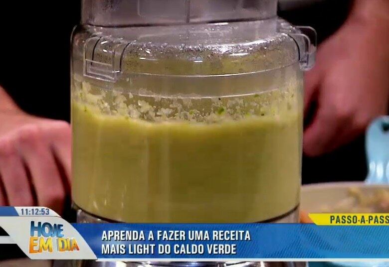 Depois, adicione a água e tempere tudo com sal e pimenta do
reino. Deixe ferver por alguns minutos

• Nutricionista dá dicas para reduzir as calorias das sopas pela metade. ASSISTA! 

