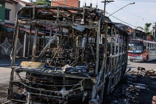 Motorista que atropelou oito pessoas na calçada fugiu