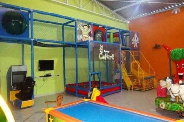 A Polícia Civil busca imagens de câmeras que ajudem a
identificar criminosos que levaram pânico ao promoverem arrastão em um salão de
festas infantis em Niterói, no Rio de Janeiro. A polícia abriu inquérito para
apurar o roubo no interior do estabelecimento, na última sexta-feira (3). De
acordo com a proprietária do salão, cinco homens fortemente
armados gritaram e ordenaram que os convidados entregassem os pertences. Os
criminosos levaram relógios, celulares, bolsas e outros
utensílios de fácil transporte