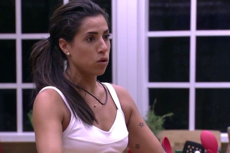 Quem também já passou pela língua de Juliana foi Paula Fernandes! Numa conversa com os brothers sobre o mundo dos famosos, a dançarina disparou:
— Falaram que ela é insuportável. Falaram não, eu vi! Tem um amigo meu que é muito amigo dela. Eu falo: "Meu, como você consegue? Ela é insuportável". Ele diz que não é...