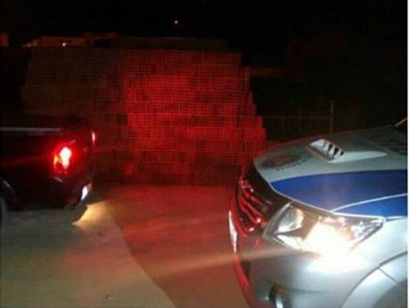 O homem pegava os tijolos e colocava no fundo do carro