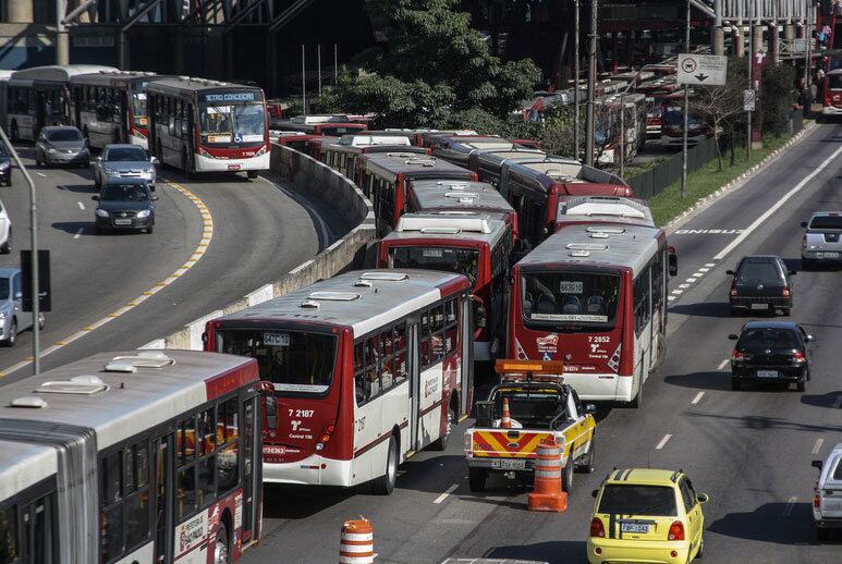 Paralisação de motoristas tumultuou a manhã em São Paulo