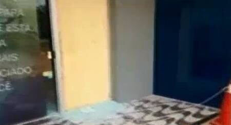 Portas de vidro foram destruídas pelos bandidos