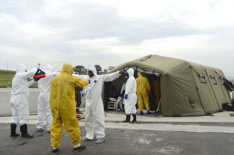 A simulação, em Deodoro, marca o fim do curso de descontaminação de múltiplas vítimas, dado pelo Departamento de Defesa dos Estados Unidos, para 60 pessoas, incluindo membros das Forças Armadas, do Ministério da Saúde, do Corpo de Bombeiros e policiais