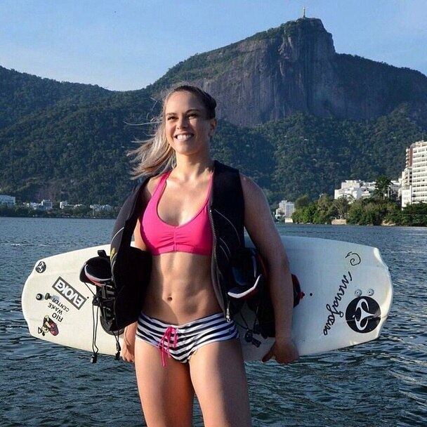 A repórter combina bem com praia e esportes radicais...