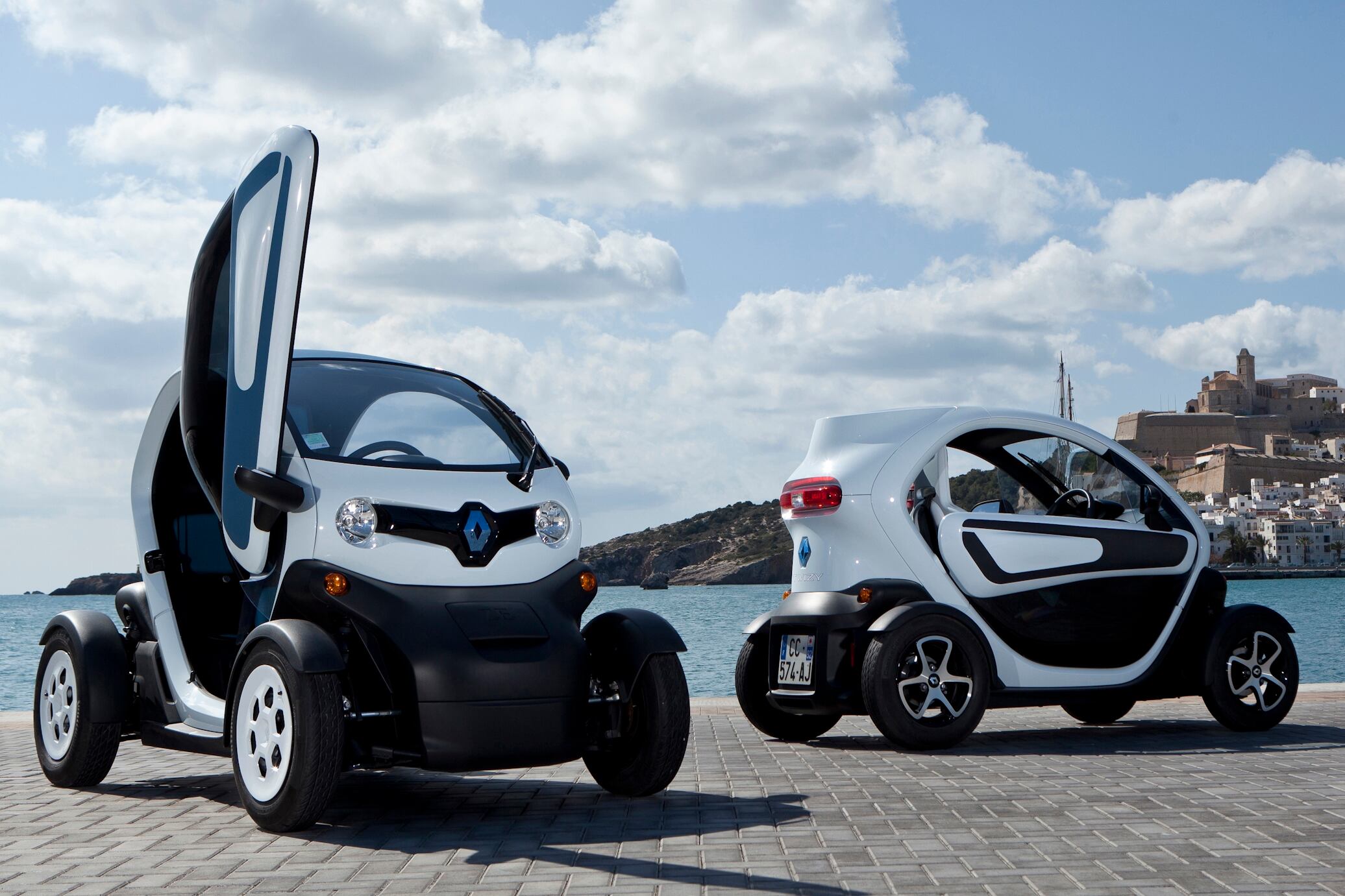 A Renault anunciou nesta segunda-feira (07) a produção nacional do Twizy. O compacto elétrico será feito em parceria com a Itaipu Binacional, mas não será vendido para o consumidor comum

Saiba tudo sobre carros! Acesse www.r7.com/carros
